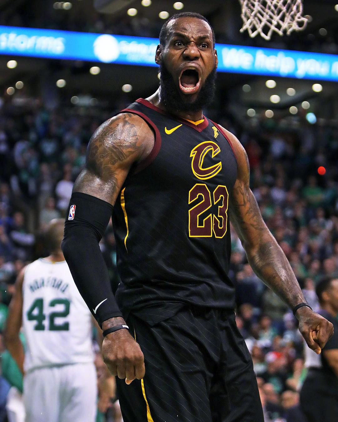 关于詹姆斯回归赛场，精彩发挥首场状态亮眼，老鹰观众沸腾！的信息